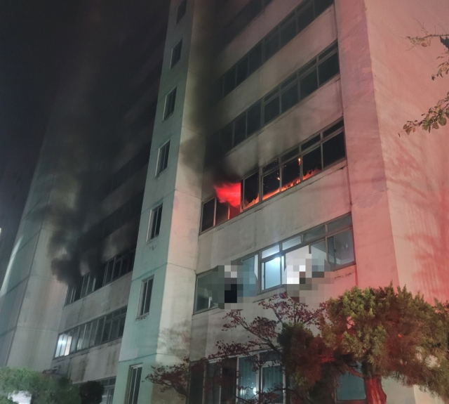 24일 오전 1시47분쯤 대구시 중구의 한 아파트에서 화재가 발생해 5명이 다쳤다. 대구소방안전본부 제공