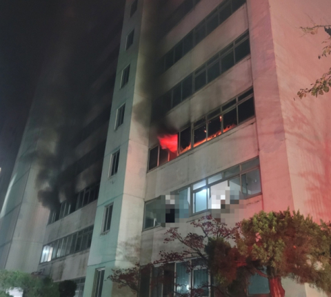 '노후 김치냉장고 발화 추정' 한밤 중 중구 아파트 화재, 5명 다치고 130명 대피