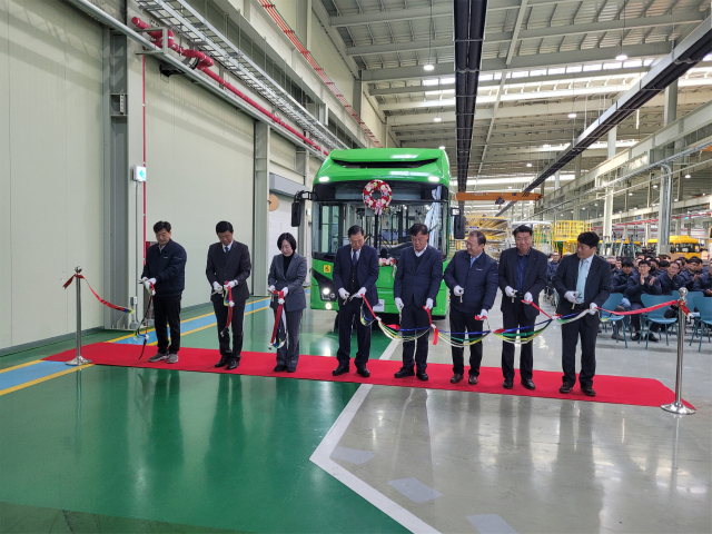 철도차량·전기버스 생산기업 우진산전은 20일 오전 경북 김천산업단지에 위치한 우진산전 김천공장에서 아폴로900(전장 9m급) 수소버스 첫 출고를 기념한 기념행사를 가졌다. 2025.11.24. 우진산전 제공