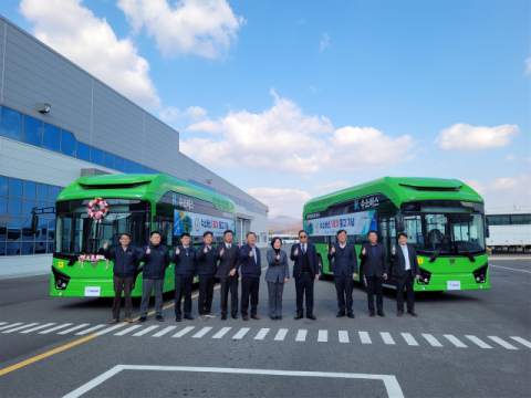 우진산전, 김천공장서 첫 9m급 수소버스 '아폴로900' 출고