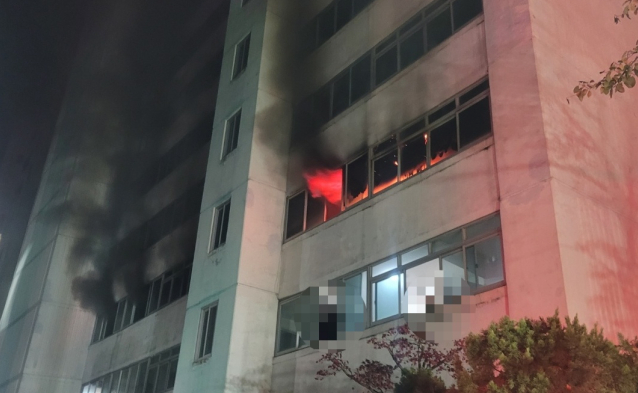 한밤 중 대구 중구 아파트 화재…5명 부상·130명 대피