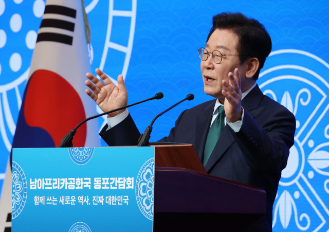 이재명 대통령이 23일(현지시간) 남아프리카공화국 요하네스버그 샌튼 컨벤션센터에서 열린 동포 오찬간담회에서 인사말을 하고 있다. 연합뉴스