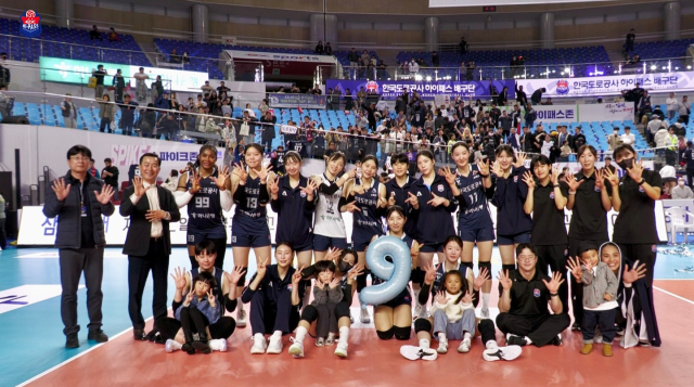 한국도로공사 배구단이 지난 23일 GS칼텍스를 꺾고 9연승을 달성한 뒤 이를 기념하는 단체사진을 찍었다. 한국도로공사 배구단 페이스북 캡쳐.