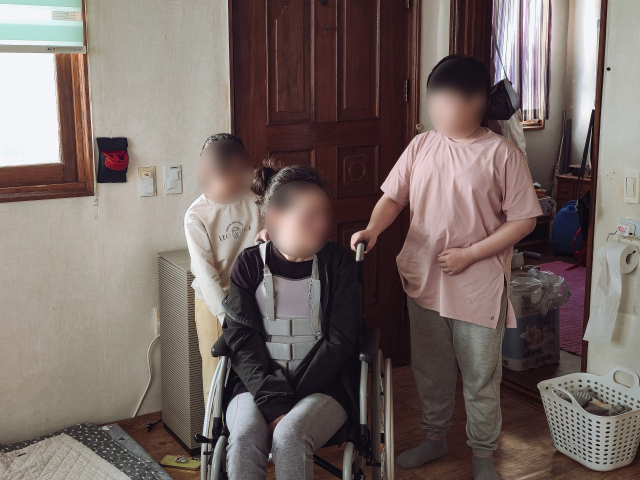 [이웃사랑] 굳어가는 다리…생활고에 재활 엄두 못 내는 엄마