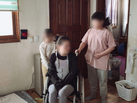 [이웃사랑]영영 못 걷게 되면 어쩌나…생활고에 재활 엄두 못 내는 엄마