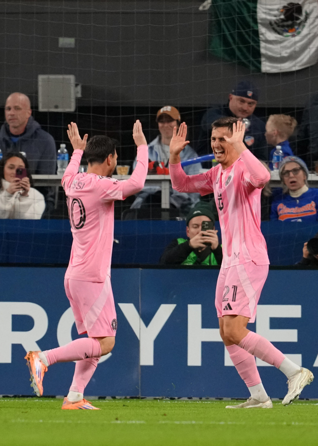 24일(한국시간) 미국 오하이오주 신시내티 TQL스타디움에서 열린 2025 MLS컵 플레이오프 서부 컨퍼런스 준결승에서 인터 마이애미 CF의 타데오 아옌데(21번)가 팀 동료 리오넬 메시(10번)와 함께 팀의 네 번째 골을 넣은 후 환호하고 있다. AFP·연합뉴스