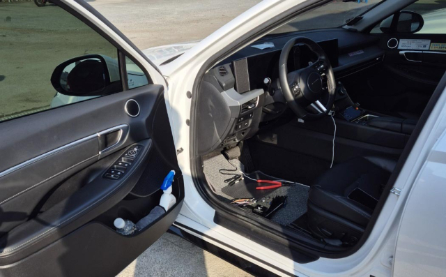 운전석 아래 페달 오조작 방지 장치를 설치하는 모습. 대구경찰청 제공