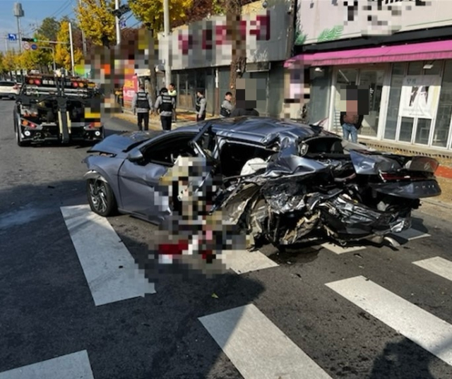 지난 23일 오전 11시21분쯤 경북 구미시 원평동의 한 도로에서 택시가 승용차 뒤를 추돌하는 사고가 발생하면서 승용차 운전자 60대 여성이 사망했다. 경북소방본부 제공