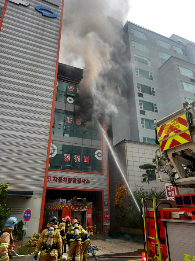 경기 고양시 덕양구의 한 자동차검사소 건물에서 발생한 화재를 진압하던 소방관이 의식불명에 빠지는 사고가 발생했다. 24일 경기도북부소방재난본부에 따르면 이날 정오께 고양시 덕양구 행신동의 한 자동차검사소 4층 건물 3층에서 불이 났다. 소방대원들이 진화작업을 하고 있다. 연합뉴스