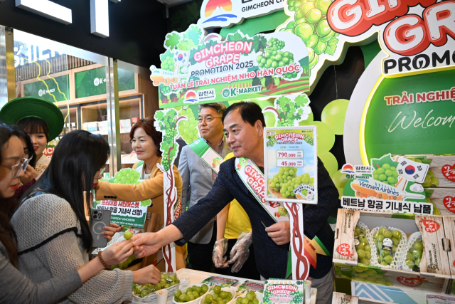 배낙호 김천시장, 고상구 K-Market 회장, 이승우 김천시의회 부의장, 김응숙 시의원, 최진호 새김천농협조합장, 김태훈 경북통상 해외영업본부장 등이 참석한 K-Market 판촉행사 모습. 김천시 제공