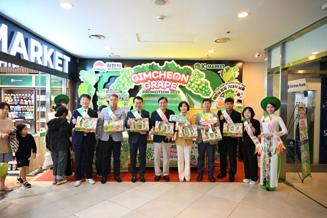 배낙호 김천시장, 고상구 K-Market 회장, 이승우 김천시의회 부의장, 김응숙 시의원, 최진호 새김천농협조합장, 김태훈 경북통상 해외영업본부장 등이 참석한 K-Market 판촉행사 모습. 김천시 제공