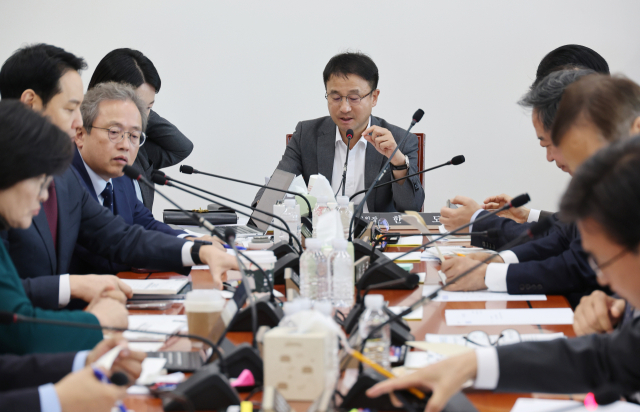 21일 서울 여의도 국회에서 열린 예산결산특별위원회 예산안 조정소위원회에서 한병도 소위원장이 회의를 주재하고 있다. 연합뉴스