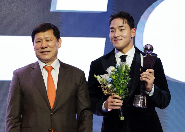 KT 위즈의 안현민이 24일 서울 롯데호텔 월드에서 열린 2025 KBO 시상식에 참석해 KBO 신인상을 수상한 뒤 기념 사진을 찍고 있다. 연합뉴스