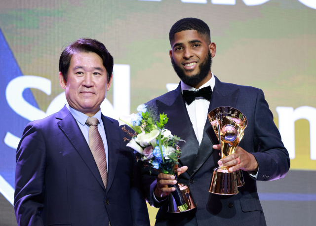 삼성 라이온즈의 르윈 디아즈가 24일 서울 롯데호텔 월드에서 열린 2025 KBO 시상식에 참석해 타자 부문 홈런, 타점, 장타율상을 받은 뒤 기념 사진을 찍고 있다. 연합뉴스