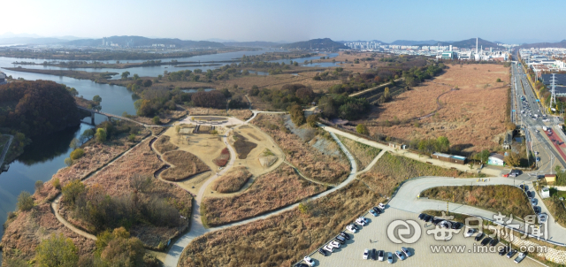 24일 대구 달서구 대청동 일대 상공에서 바라본 대명습지와 대명유수지 일대 모습. 안성완 기자 asw0727@imaeil.com