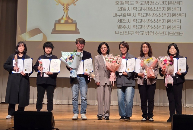 영주시학교밖청소년지원센터가 수상을 하고 있다(수상자 전체 단체 사진).영주시 제공