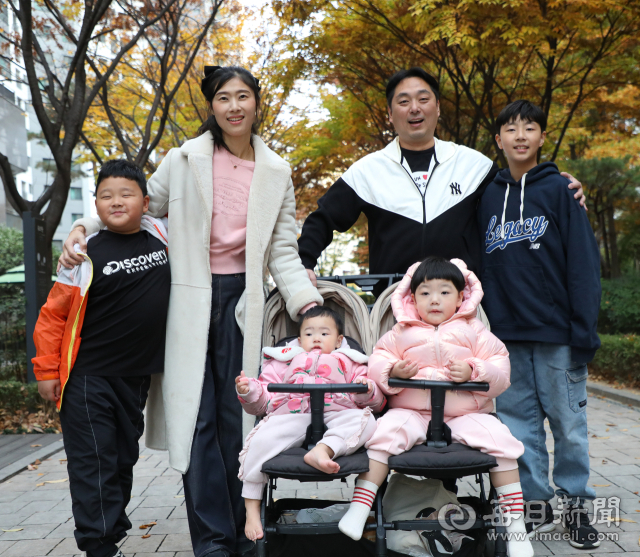 최승식·김유진 씨 부부와 첫째 우주, 둘째 우빈, 셋째 유빈, 넷째 다빈 등 여섯 식구가 산책을 하며 환하게 웃고 있다. 정운철 기자 woon@imaeil.com