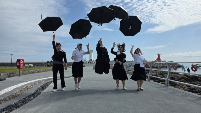 '교복 입고 추억의 경주 수학여행'…중장년층에서 인기 이어가