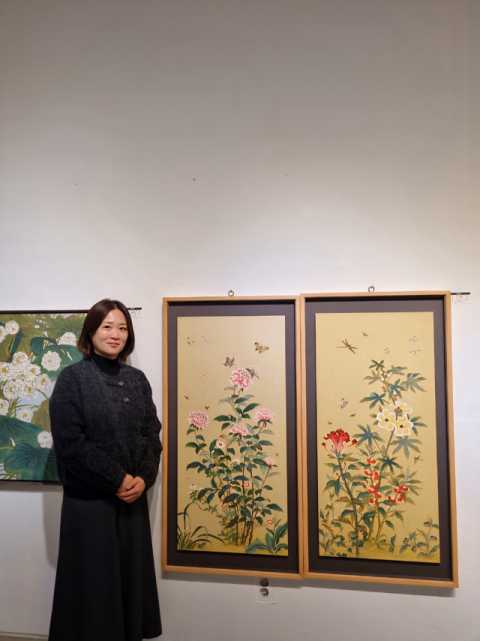 이순영 작가가 자신이 그린 그림과 함께 사진을 찍은 모습. 윤영민 기자