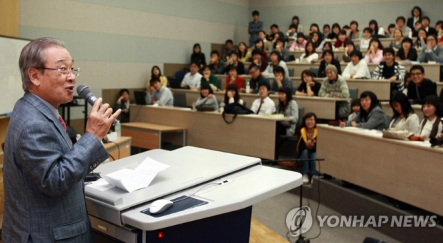 2008년 배우 이순재가 서울대 초청강연에 나선 모습. 연합뉴스 자료사진