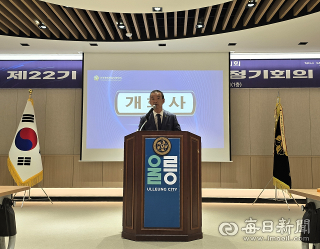 민주평통자문회의 경북 울릉군협의회는 24일 오후 4시 30분, 울릉한마음회관 대회의실에서 제22기 출범식 및 3분기 정기회의를 개최한 자리에서 양병환 협의회장이 개회사를 진행하고 있다. 조준호 기자