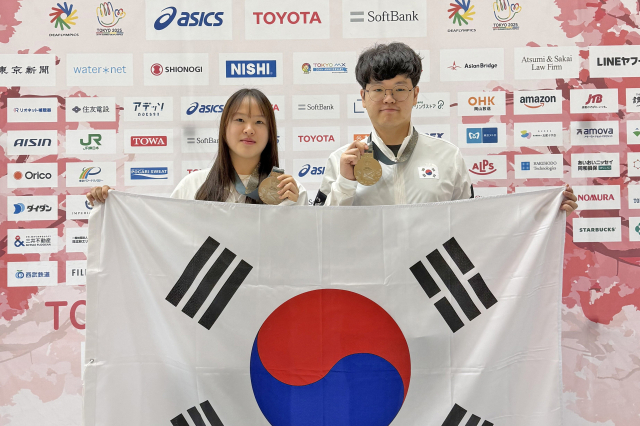 도쿄 데플림픽에 참가해 2관왕을 차지한 경북전문대 정다인(왼쪽) 학생 선수가 메달을 들어 보이고 있다. 경북전문대 제공