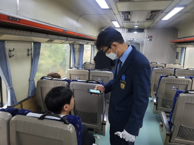 코레일 경북본부 승무원이 열차표를 검사하고 있다. 이 과정에 열차를 잘못탄 수험생을 발견, 신속한 조치로 시험을 치르게 했다. 코레일 경북본부 제공