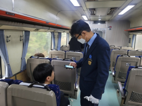 코레일, 열차 잘못타 논술고사 지각 위기 수험생 KTX 세워 환승 도왔다