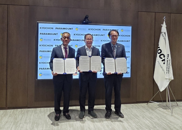 (왼쪽부터)안병기 ㈜파라마운트 대표와 권원강 교촌에프엔비(주) 회장, 고승철 제주관광공사 사장이 제주관광 활성화를 위한 3자 업무협약을 맺고 협약서를 펼쳐보이고 있다. ㈜파라마운트 제공
