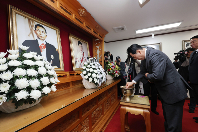 국민의힘 장동혁 대표가 25일 경북 구미시 상모동 박정희 전 대통령 생가를 방문해 분향을 하고 있다. 연합뉴스