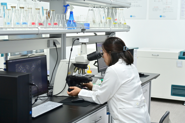 청송군은 사과 재배지의 북상을 대비해 황금사과 연구단지를 조성해 표준 재배 매뉴얼을 만들고, 데이터 수집과 이상기후 대응을 위한 기상·병해충 통합 관제실을 구축했다. 청송군 제공