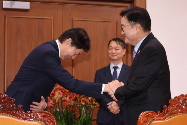 조국혁신당 조국 대표가 25일 서울 여의도 국회에서 우원식 국회의장을 예방하고 있다. 연합뉴스
