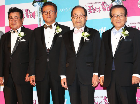 배우 이서진(왼쪽부터), 백일섭, 박근형, 신구, 이순재가 28일 오후 서울 강남구 논현동 파티오나인에서 열린 제작발표회에서 포즈를 취하고 있다. 연합뉴스