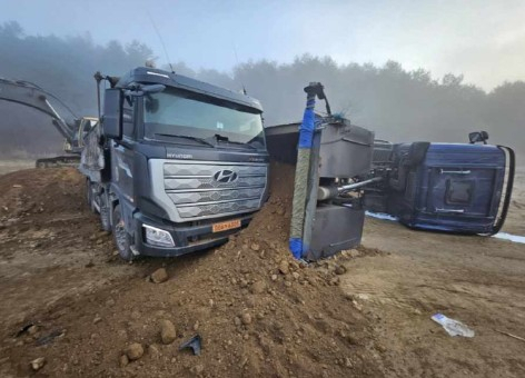 25일 오전 7시 30분쯤 경북 봉화군 석포면 석포리 연등사 인근에서 흙을 싣고 작업하던 화물차가 균형을 잃고 전복되면서, 인근에 정차해 있던 다른 화물차와 충돌하는 사고가 발생했다. 봉화군 제공