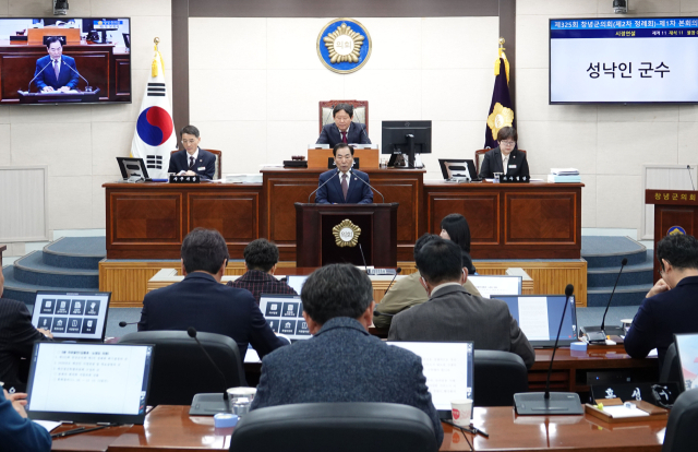 성낙인 창녕군수는 25일 제325회 창녕군의회 제2차 정례회에서 내년도 군정운영 방향 및 분야별 역점시책을 포함한 시정연설을 하고 있다.