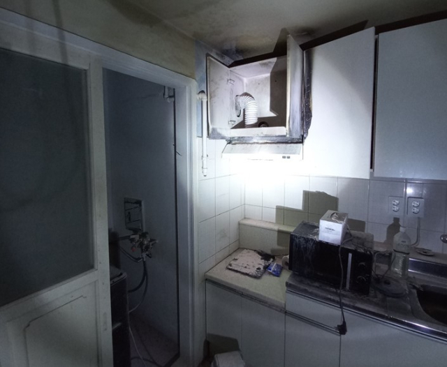 5일 오전 3시 2분쯤에는 석포리의 한 아파트에서 화재가 발생해 30대 거주자가 대피 과정에서 연기를 흡입하고 병원으로 이송됐다. 경북소방본부 제공