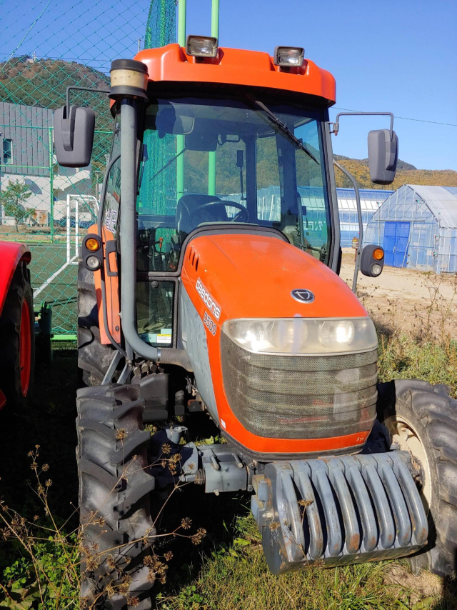 울진군이 농업인에게 매각할 예정인 노후 트랙터. 울진군 제공