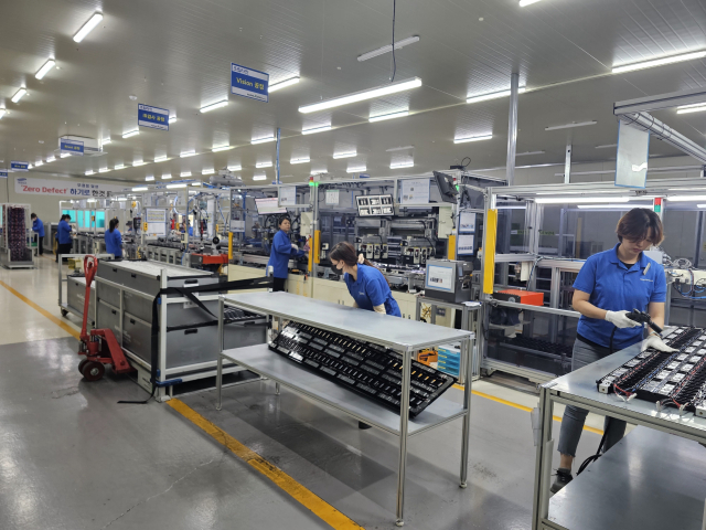 경북 영천 한중엔시에스 본사 내 ESS용 냉각시스템에 필요한 모듈 공정. 정우태 기자