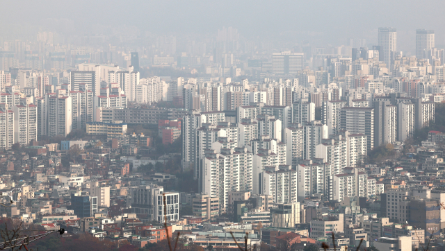 24일 서울 남산에서 바라본 아파트 밀집 지역. 연합뉴스