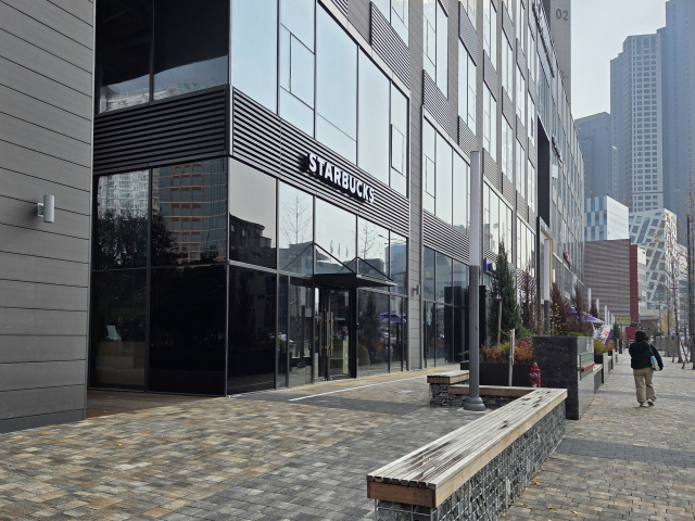 스타벅스 코리아가 오는 28일 중구 삼덕동 동성로SK리더스 지점 문을 열 예정이다. 사진은 개장을 준비 중인 스타벅스 동성로SK리더스 지점. 정은빈 기자