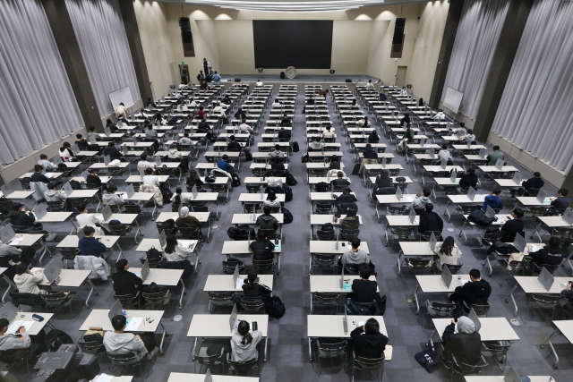 16일 2026학년도 대입 수시모집 논술시험이 열린 서울 종로구 성균관대학교에서 수험생들이 시험 시작을 기다리고 있다. 본 기사와 직접적 연관 없음. 연합뉴스