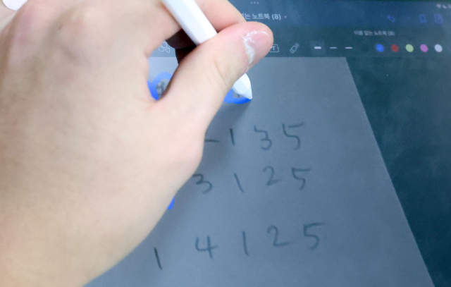 14일 오전 경남 창원시 마산합포구 합포고등학교 3학년 교실에서 수험생이 태블릿PC를 이용해 전날 친 