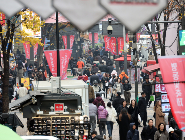 소비자들의 경제 심리가 8년 만에 가장 높은 수준이라는 한국은행 조사 결과가 나왔다. 한은이 25일 발표한 