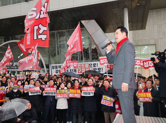 국민의힘 장동혁 대표가 25일 구미역 광장에서 열린 민생회복과 법치수호 경북 국민대회에서 발언하고 있다. 연합뉴스