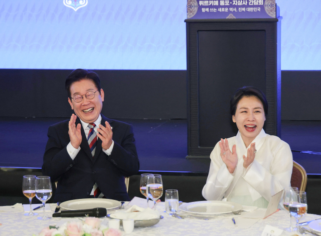 튀르키예를 국빈 방문 중인 이재명 대통령과 김혜경 여사가 25일(현지시간) 앙카라의 한 호텔에서 열린 동포·지상사 간담회에서 참석자 발언에 웃으며 박수치고 있다. 연합뉴스