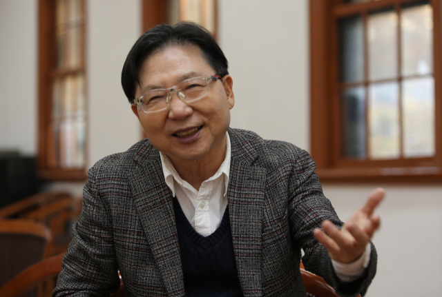 독도가수 서희 씨가 독도를 노래한 지난 20년 인생 이야기를 둘려주고 있다. 김도훈 기자