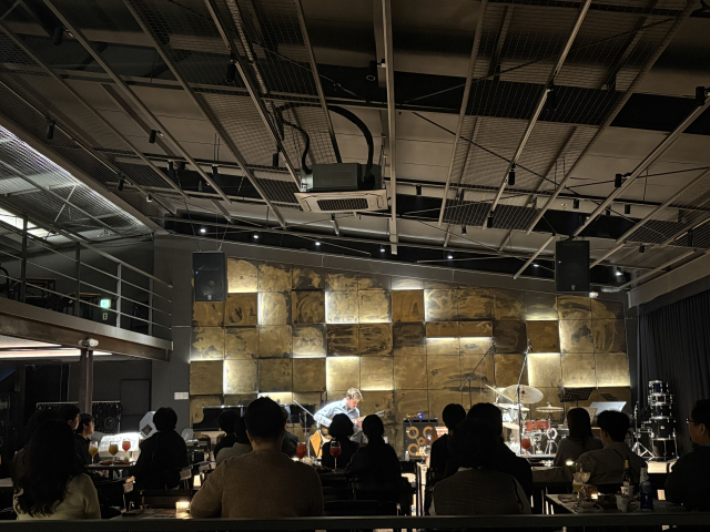 지난 9일 베리어스 재즈클럽에서 영국 출신의 재즈계에서 급부상 중인 기타리스트 톰 올렌도프가 이곳에서 첫 내한 투어의 마지막 공연을 가졌다. 최현정 기자