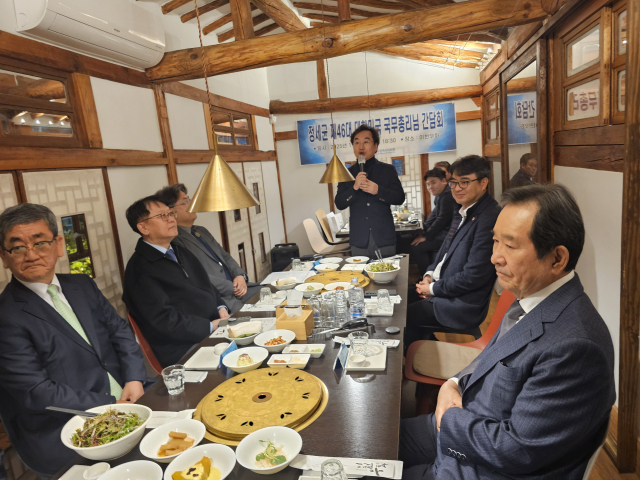 대구시의사회는 25일 정세균 전 국무총리와 간담회를 개최하고 코로나19 당시 대구지역 의료붕괴를 막는데 큰 역할을 해준 것에 대한 감사의 마음을 담아 공로장을 전달했다. 대구시의사회 제공