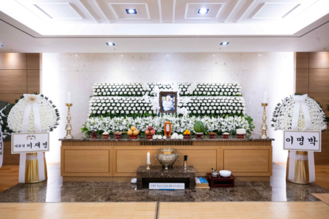 좌 이재명·우 이명박 조화 나란히 '눈길'…故이순재 빈소 