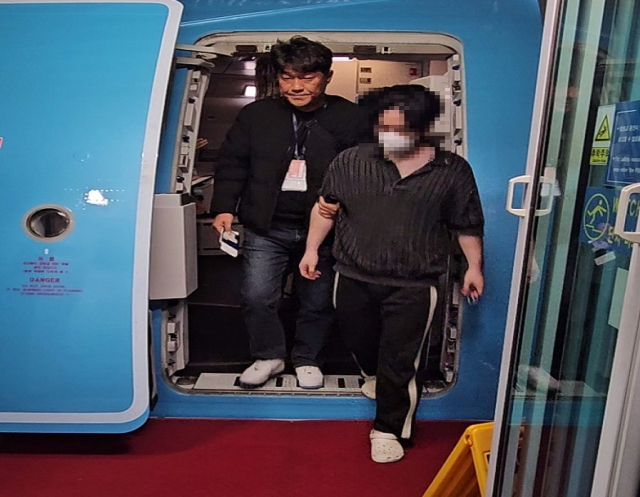 캄보디아 현지서 검거된 후 인천공항으로 입국하는 총책. 대구경찰청 제공